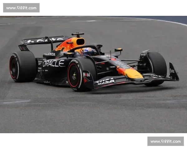 最后一圈三雄激斗！皮亚斯特里、维斯塔潘、拉塞尔轮番刷紫，红牛逆转夺冠